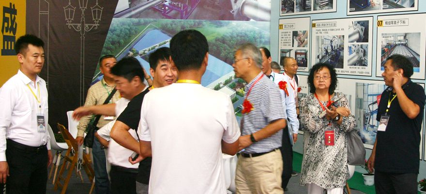 各企業(yè)來永盛展區(qū)了解學(xué)習(xí)永盛最新數(shù)控設(shè)備、機器人焊接等生產(chǎn)工藝.jpg